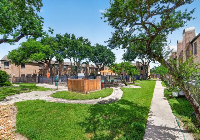 Listing Photo 5 - Condo for sale in building located at 9850 Pagewood Ln, Houston, TX 77042 - Unit #807