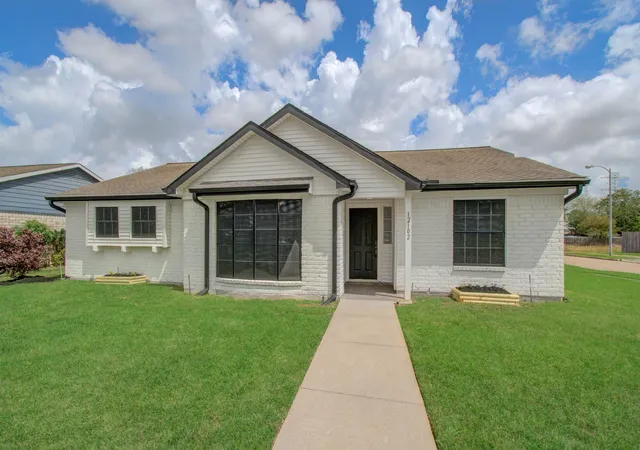 3rd image of 12102 Monticeto Ln, Meadows Place, TX 77477 | MLS# 82853787