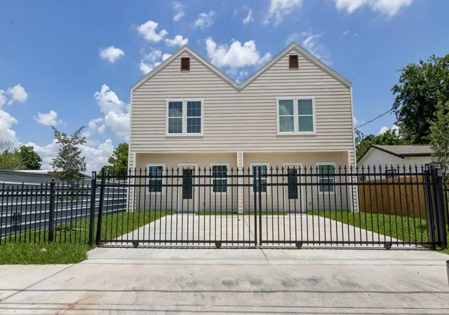 Multi family home for sale at 721 Doverside St, Houston, TX 77022 | MLS# 20555113