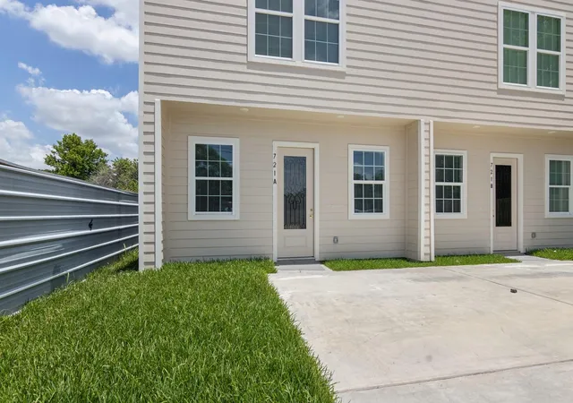 Photo 3 of Multi family home for sale at 721 Doverside St, Houston, TX 77022 | MLS# 20555113 | Listing updated on 2026-07-09