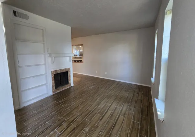 Photo 4 of Townhouse for sale at 11807 Algonquin Dr, Houston, TX 77089 | MLS# 75509767 | Listing updated on 2026-09-16