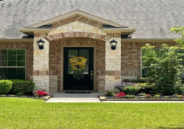 Photo 2 of Single family home for sale at 2051 Brookmont Dr, Conroe, TX 77301 | MLS# 91618739 | Listing updated on 2026-09-10