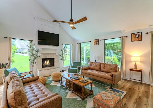 Photo 3 of Single family home for sale at 129 Springs Edge Dr, Conroe, TX 77356 | MLS# 90148571 | Listing updated on 2026-09-11