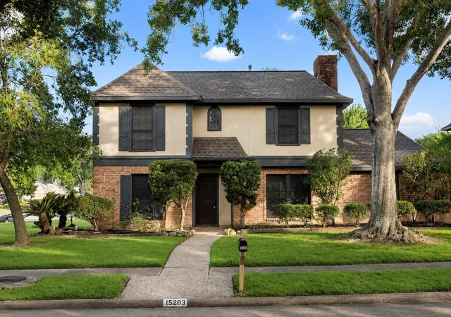 Photo 2 of Single family home for sale at 15203 La Mancha Dr, Houston, TX 77083 | MLS# 14898628 | Listing updated on 2026-09-20