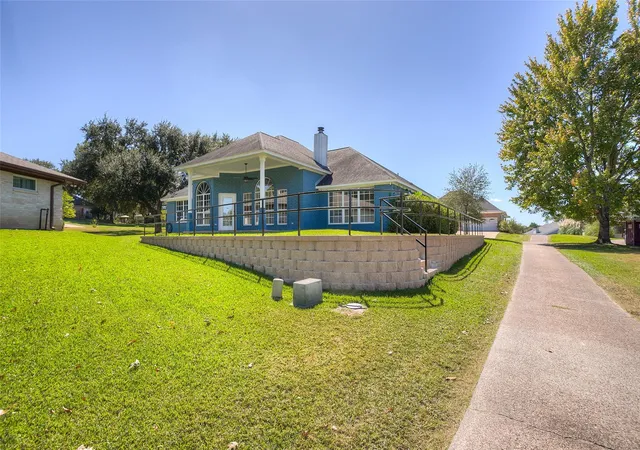 Homes for sale in Huntsville, TX | 319 Brook Hollow Dr, Huntsville, TX 77340 | MLS# 57135689
