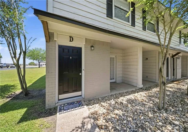 Homes for sale in College Station, TX | 1406 Summit St #D, College Station, TX 77845 | MLS# 78476702