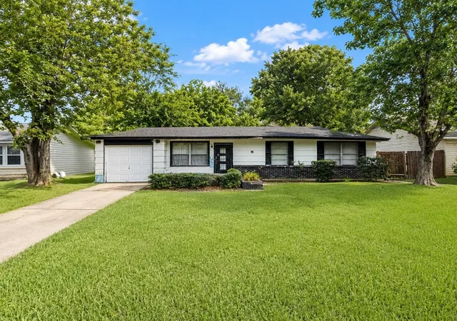 Photo 1 of Sale Pending at 5935 Glenhurst Dr, Houston, TX 77033 | MLS# 82592439 | Listing updated on 2026-09-21