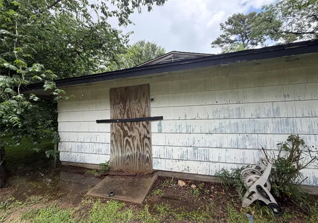 Photo 3 of Sale Pending at 5935 Glenhurst Dr, Houston, TX 77033 | MLS# 82592439 | Listing updated on 2026-09-21