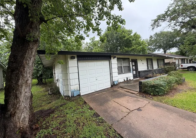 Photo 3 of Sale Pending at 5935 Glenhurst Dr, Houston, TX 77033 | MLS# 82592439 | Listing updated on 2026-09-21