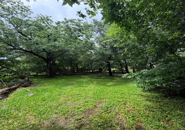 Photo 4 of Sale Pending at 5935 Glenhurst Dr, Houston, TX 77033 | MLS# 82592439 | Listing updated on 2026-09-21