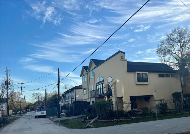 Photo 3 of Single family home for sale at 417 Malone St, Houston, TX 77007 | MLS# 42528384 | Listing updated on 2026-05-20