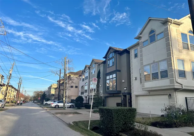 Photo 3 of Single family home for sale at 417 Malone St, Houston, TX 77007 | MLS# 42528384 | Listing updated on 2026-05-20