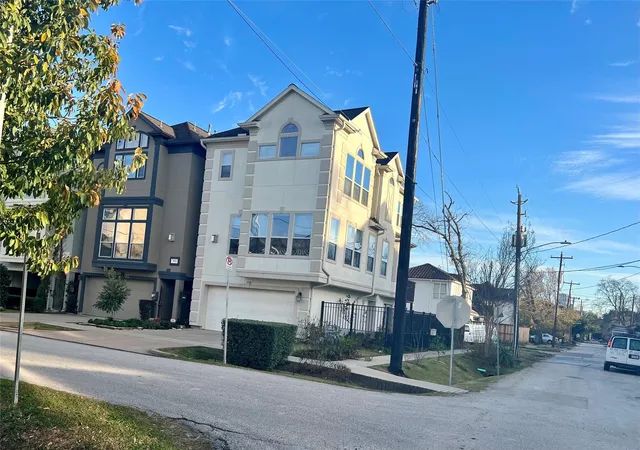 Photo 4 of Single family home for sale at 417 Malone St, Houston, TX 77007 | MLS# 42528384 | Listing updated on 2026-05-20