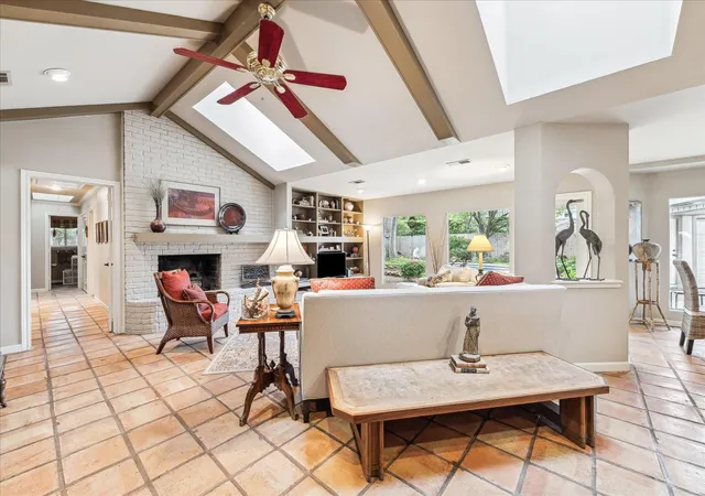 5th image of 10607 Riverview Dr, Houston, TX 77042 | MLS# 24249179
