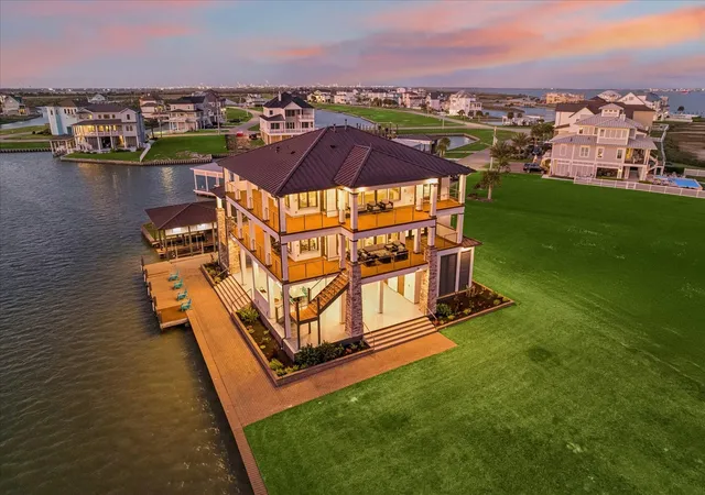 Photo 3 of Single family home for sale at 1 Water Key, Hitchcock, TX 77563 | MLS# 30530222 | Listing updated on 2026-04-15