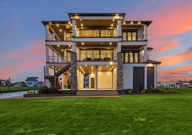 Photo 4 of Single family home for sale at 1 Water Key, Hitchcock, TX 77563 | MLS# 30530222 | Listing updated on 2026-04-15