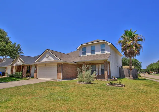 Photo 3 of Single family home for sale at 2906 Landing Edge Lane Lane, League City, TX 77539 | MLS# 25316928 | Listing updated on 2026-09-16