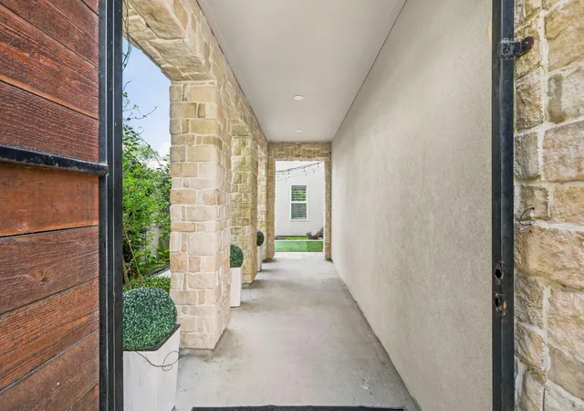 Photo 3 of Single family home for sale at 158 Vieux Carre Dr, Houston, TX 77009 | MLS# 72884105 | Listing updated on 2026-09-09
