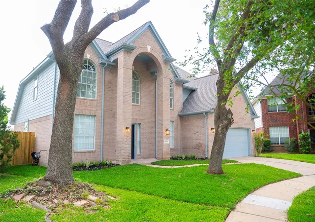 Photo 3 of Single family home for sale at 15603 Edgemere Ct, Sugar Land, TX 77498 | MLS# 89337615 | Listing updated on 2026-05-23