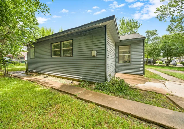 Photo 4 of Single family home for sale at 6003 Westover St, Houston, TX 77033 | MLS# 27831900 | Listing updated on 2026-09-07