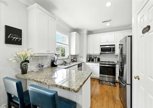 Photo 3 of Sale Pending at 5225 Sagecircle St S, Houston, TX 77056 | MLS# 56101843 | Listing updated on 2026-09-22