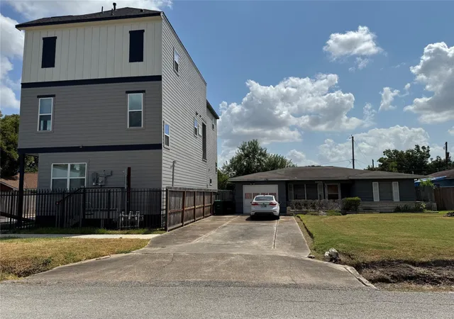 Photo 3 of Single family home for sale at 2306 Reinerman St, Houston, TX 77007 | MLS# 84005907 | Listing updated on 2026-08-28