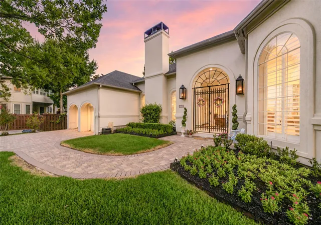 Photo 2 of Sale Pending at 726 Marywood Chase, Houston, TX 77079 | MLS# 82721629 | Listing updated on 2026-09-17