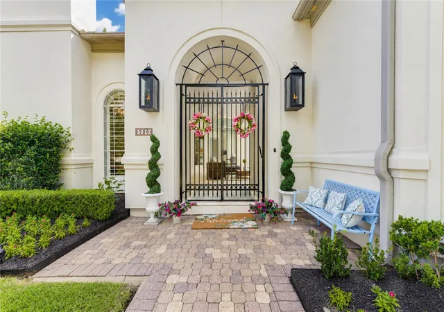 Photo 3 of Sale Pending at 726 Marywood Chase, Houston, TX 77079 | MLS# 82721629 | Listing updated on 2026-09-17