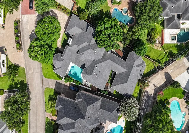 Photo 3 of Sale Pending at 726 Marywood Chase, Houston, TX 77079 | MLS# 82721629 | Listing updated on 2026-09-17