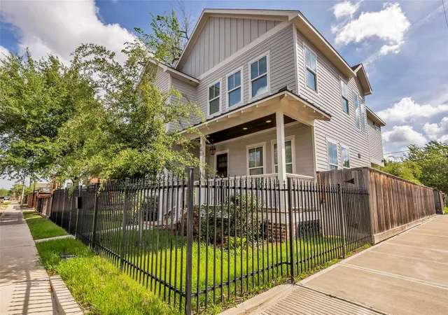 Photo 2 of Single family home for sale at 800 Walton St, Houston, TX 77009 | MLS# 59834543 | Listing updated on 2026-08-09