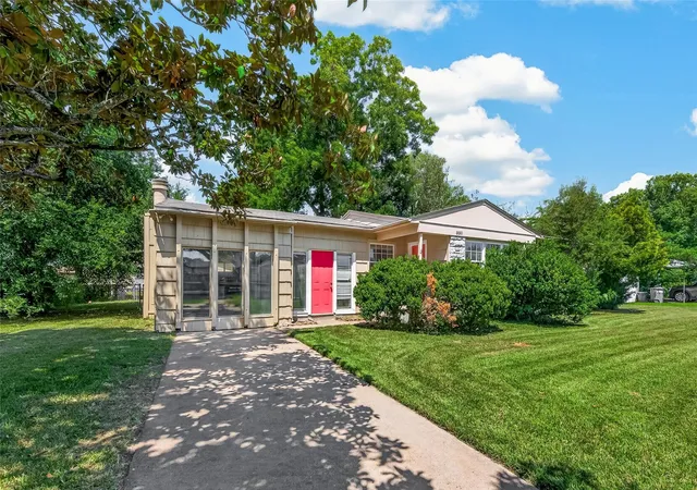 Photo 2 of Single family home for sale at 8022 White Ave, Hitchcock, TX 77563 | MLS# 62526027 | Listing updated on 2026-08-26