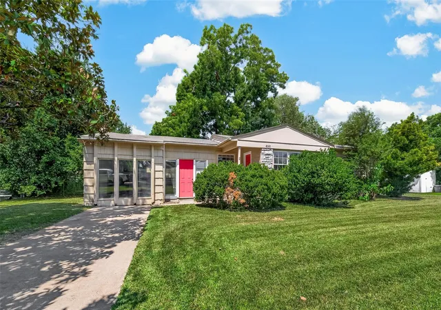 Photo 3 of Single family home for sale at 8022 White Ave, Hitchcock, TX 77563 | MLS# 62526027 | Listing updated on 2026-08-26