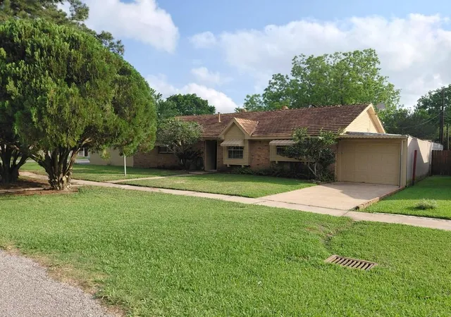 1st image of 1518 Avenue B, Danbury, TX 77534 | MLS# 95054018