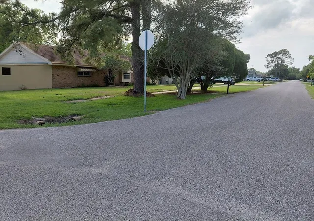 35th image of 1518 Avenue B, Danbury, TX 77534 | MLS# 95054018