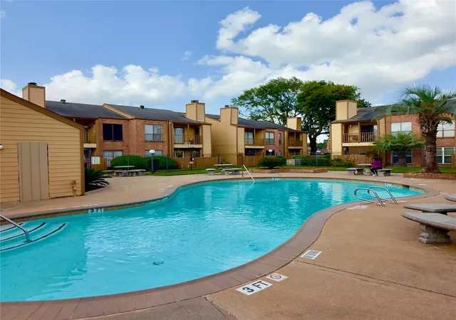 Listing Photo 5 - Condo for sale in building located at 16111 Aspenglenn Dr, Houston, TX 77084 - Unit #208