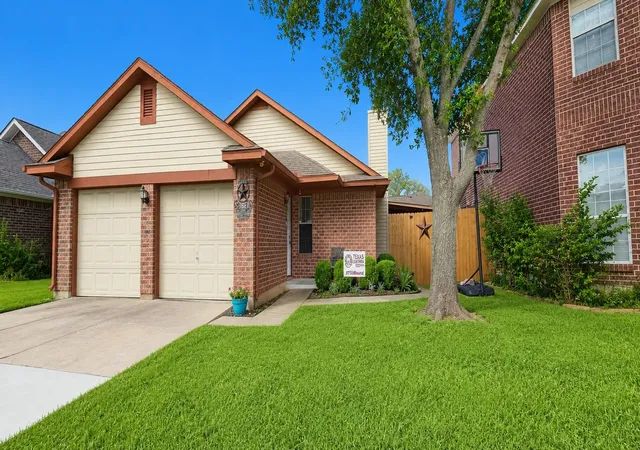 Photo 1 of Single family home for sale at 11655 Gullwood Dr, Houston, TX 77089 | MLS# 35025620 | Listing updated on 2026-09-19