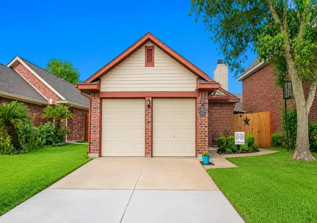 Photo 2 of Single family home for sale at 11655 Gullwood Dr, Houston, TX 77089 | MLS# 35025620 | Listing updated on 2026-09-19