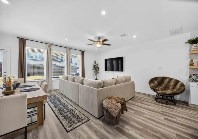 3rd image of 10419 Pelham Crescent Ct, Houston, TX 77051 | MLS# 82549858