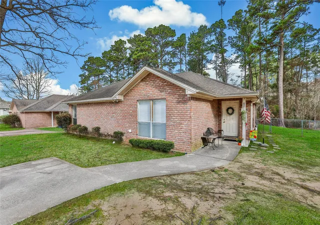 Listing Photo 3 - Condo for sale in building located at 206 Graham Rd, Huntsville, TX 77340