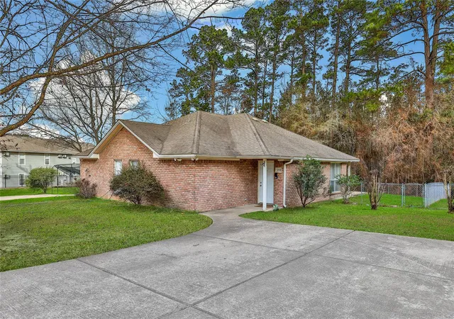 Listing Photo 4 - Condo for sale in building located at 206 Graham Rd, Huntsville, TX 77340