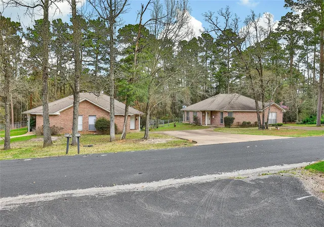 Listing Photo 5 - Condo for sale in building located at 206 Graham Rd, Huntsville, TX 77340