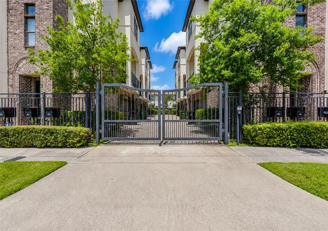 3rd image of 5826 Darling St, Houston, TX 77007 | MLS# 21620905