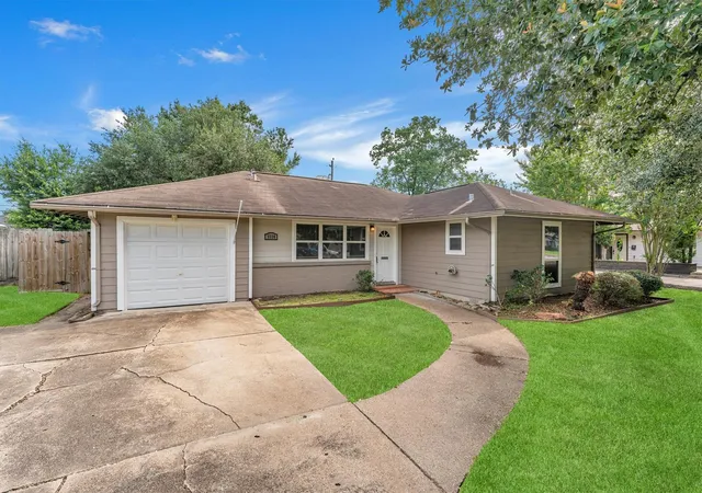 Photo 2 of Single family home for sale at 5330 Pagewood Ln, Houston, TX 77056 | MLS# 69714301 | Listing updated on 2026-07-08