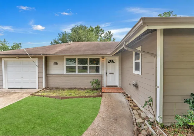 Photo 3 of Single family home for sale at 5330 Pagewood Ln, Houston, TX 77056 | MLS# 69714301 | Listing updated on 2026-07-08