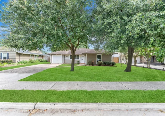 Photo 3 of Single family home for sale at 5330 Pagewood Ln, Houston, TX 77056 | MLS# 69714301 | Listing updated on 2026-07-08