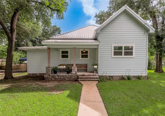 Homes for sale in Madisonville, TX | 105 N Texas St, Madisonville, TX 77864 | MLS# 37409165
