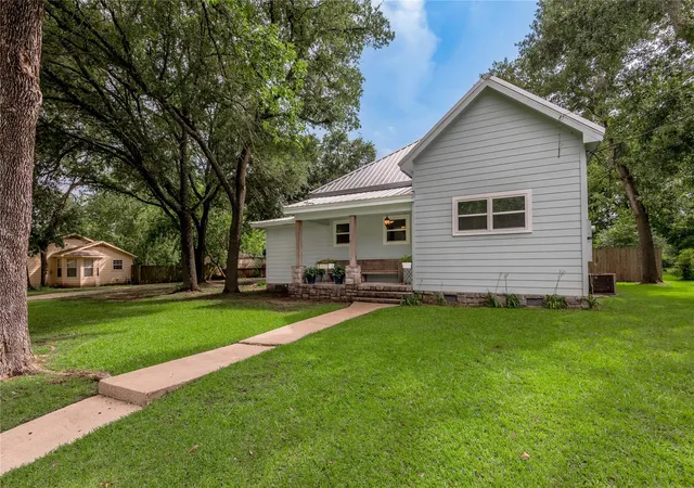 Homes for sale in Madisonville, TX | 105 N Texas St, Madisonville, TX 77864 | MLS# 37409165