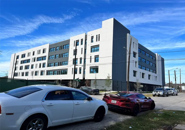 Listing Photo 4 - Condo for sale in building located at 2601 Lucinda St, Houston, TX 77004