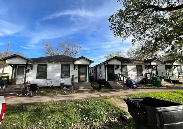 Listing Photo 5 - Condo for sale in building located at 2601 Lucinda St, Houston, TX 77004