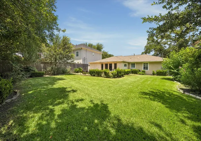 Photo 4 of Single family home for sale at 4919 Imperial St, Bellaire, TX 77401 | MLS# 72904300 | Listing updated on 2026-09-11